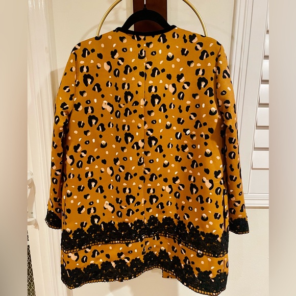 Chloe Tan Leopard Print Cape with Black Lace - Picture 4 of 4